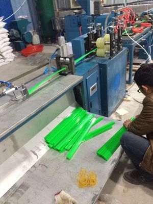 خط إنتاج البلاستيك المعلق راية الملصق PVC 5M / دقيقة